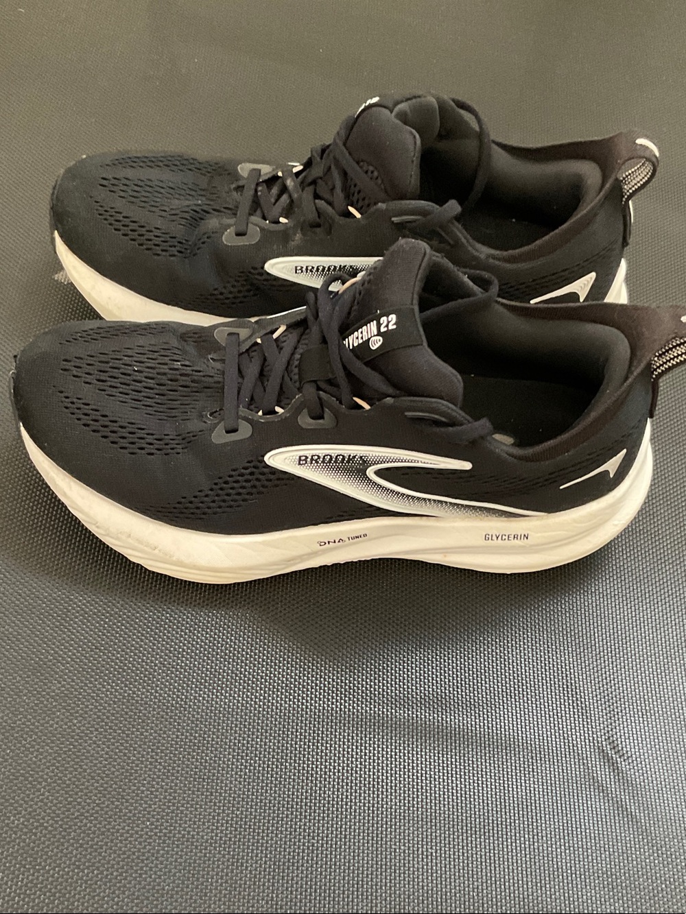 Brooks Glycerin 22 women’s Running Shoes - Black/White Trim sz 10